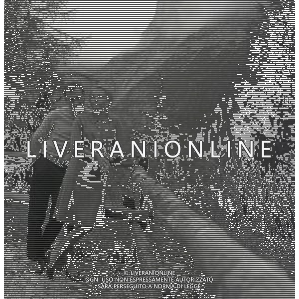 RETROSPETTIVA ALBERTO LUPO ATTORE NELLA FOTO ALBERTO LUPO NELL\'ANNO 1964 A CORTINA D\'AMPEZZO CON LA MOGLIE LYLA ROCCO AG ALDO LIVERANI SAS 