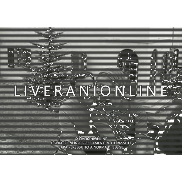 RETROSPETTIVA ALBERTO LUPO ATTORE NELLA FOTO ALBERTO LUPO NELL\'ANNO 1964 A CORTINA D\'AMPEZZO CON LA MOGLIE LYLA ROCCO AG ALDO LIVERANI SAS 