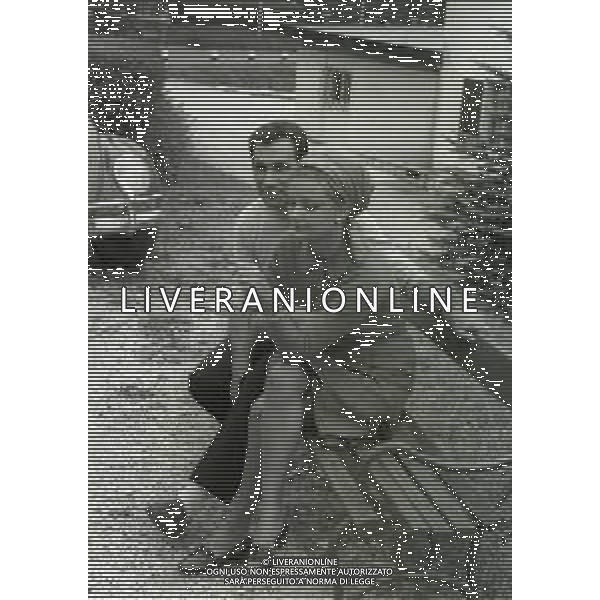 RETROSPETTIVA ALBERTO LUPO ATTORE NELLA FOTO ALBERTO LUPO NELL\'ANNO 1964 A CORTINA D\'AMPEZZO CON LA MOGLIE LYLA ROCCO AG ALDO LIVERANI SAS 