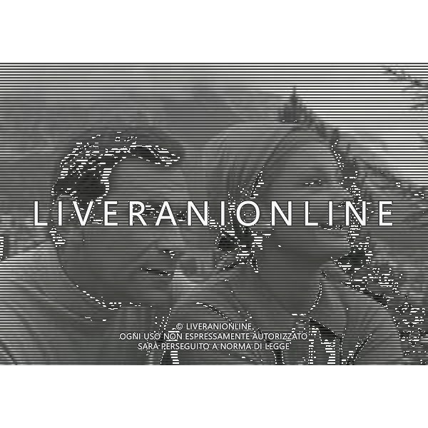 RETROSPETTIVA ALBERTO LUPO ATTORE NELLA FOTO ALBERTO LUPO NELL\'ANNO 1964 A CORTINA D\'AMPEZZO CON LA MOGLIE LYLA ROCCO AG ALDO LIVERANI SAS 