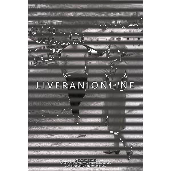 RETROSPETTIVA ALBERTO LUPO ATTORE NELLA FOTO ALBERTO LUPO NELL\'ANNO 1964 A CORTINA D\'AMPEZZO CON LA MOGLIE LYLA ROCCO AG ALDO LIVERANI SAS 