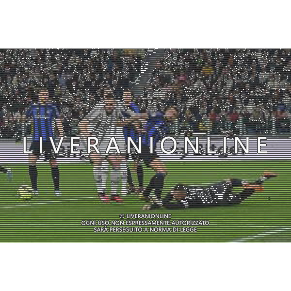 Torino 04.04.2023 Allianz Stadium © Manuela Viganti/Agenzia Aldo Liverani Juventus vs Inter Coppa Italia Frecciarossa 2022/2023 Semifinale Andata Nella foto: parata di samir handanovic- federico gatti- acerbi francesco ©AGENZIA ALDO LIVERANI SAS