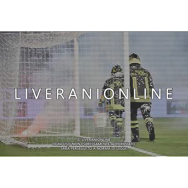 TVRG Vigili del Fuoco intervengono per rimuovere dei fumogeni lanciati in campo Cremonese vs Fiorentina Cremona 05-04-2023 Stadio Giovanni Zini Coppa Italia Frecciarossa - semifinali gara di andata foto Roberto Garavaglia/ag. Aldo Liverani sas / AGENZIA ALDO LIVERANI SAS
