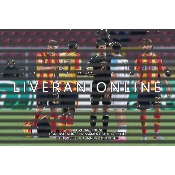 Hirving Lozano (SSC Napoli) protests with the referee Gianluca Manganiello of Pinerolo during the Italian soccer Serie A match US Lecce vs SSC Napoli on April 7, 2023 at the Via del Mare stadium in Lecce, Italy. Photo by Emmanuele Mastrodonato/ag. Aldo Liverani sas / AGENZIA ALDO LIVERANI SAS