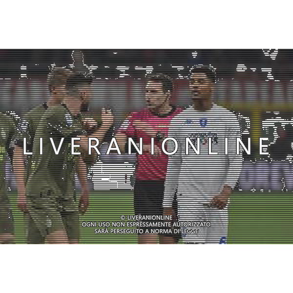 l\'arbitro Matteo Marcenaro di Genova mima a Olivier Giroud (Milan) il tocco di mano sul gol annullato Milan vs Empoli Milano 07-04-2023 Stadio Giuseppe Meazza - San Siro Campionato Serie A TIM - 29a giornata foto Roberto Garavaglia/ag. Aldo Liverani sas/ AGENZIA ALDO LIVERANI SAS