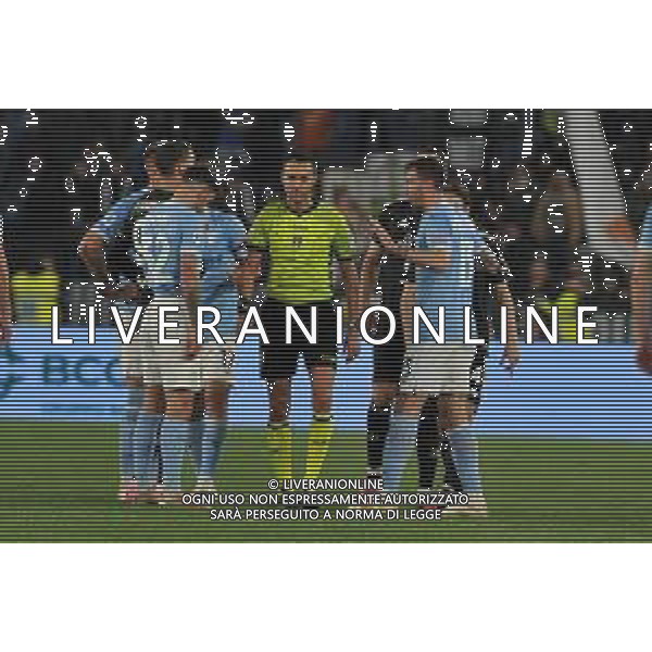 Lazio vs Juventus Campionato Serie A TIM - 29 Giornata - Stadio Olimpico - Roma 08-04-2023 nella foto arbitro Di Bello attende indicazioni dal Var ©Federico Gaetano/ AGENZIA ALDO LIVERANI SAS