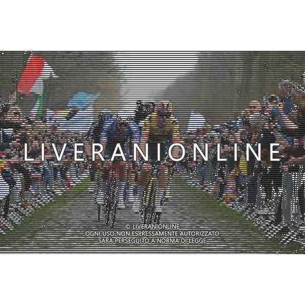 09-04-2023 Paris - Roubaix; 2023, Jumbo - Visma; 2023, Alpecin - Deceuninck; Van Aert, Wout; Van Der Poel, Mathieu; Arenberg; ©SIROTTI / AGENZIA ALDO LIVERANI SAS
