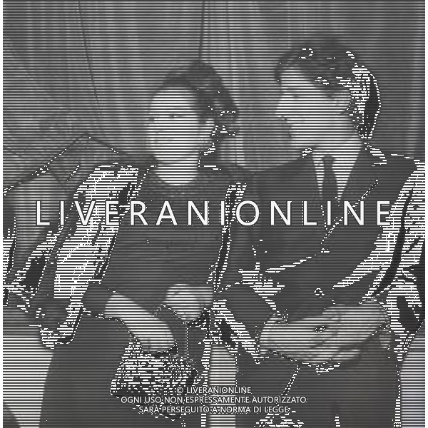 RETROSPETTIVA GIORGIO GABER CANTANTE NELLA FOTO GIORGIO GABER CON OMBRETTA COLLI A SANREMO NELL\'ANNO 1966  AG ALDO LIVERANI SAS