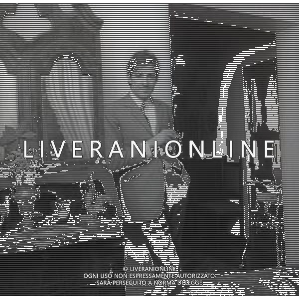 RETROSPETTIVA GIORGIO GABER CANTANTE NELLA FOTO GIORGIO GABER NELLA SUA CASA A MILANO NELL\'ANNO 1967  AG ALDO LIVERANI SAS 