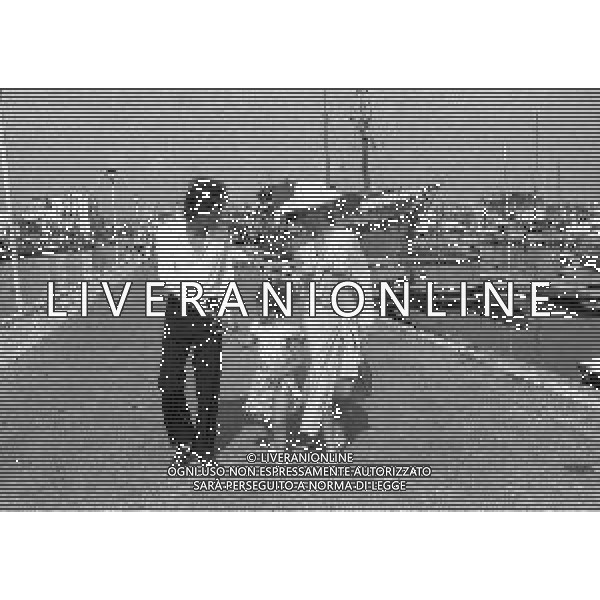 RETROSPETTIVA GIORGIO GABER CANTANTE NELLA FOTO GIORGIO GABER NELL\'ANNO 1970 A VIAREGGIO CON OMBRETTA COLLI E LA FIGLIA DALIA AG ALDO LIVERANI SAS  