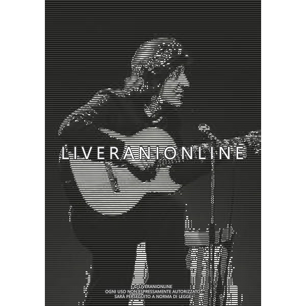 RETROSPETTIVA GIORGIO GABER CANTANTE NELLA FOTO GIORGIO GABER NELL\'ANNO 1980 A MILANO TEATRO LIRICO AG ALDO LIVERANI SAS 