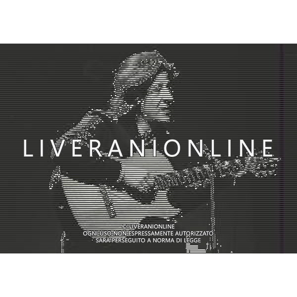 RETROSPETTIVA GIORGIO GABER CANTANTE NELLA FOTO GIORGIO GABER NELL\'ANNO 1980 A MILANO TEATRO LIRICO  AG ALDO LIVERANI SAS 