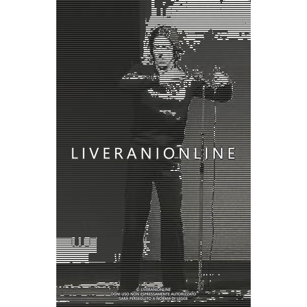 RETROSPETTIVA GIORGIO GABER CANTANTE NELLA FOTO GIORGIO GABER NELL\'ANNO 1980 A MILANO TEATRO LIRICO  AG ALDO LIVERANI SAS 