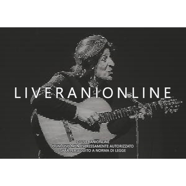 RETROSPETTIVA GIORGIO GABER CANTANTE NELLA FOTO GIORGIO GABER NELL\'ANNO 1980 A MILANO TEATRO LIRICO  AG ALDO LIVERANI SAS 