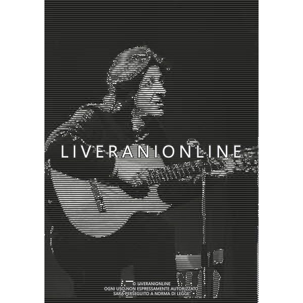 RETROSPETTIVA GIORGIO GABER CANTANTE NELLA FOTO GIORGIO GABER NELL\'ANNO 1980 A MILANO TEATRO LIRICO  AG ALDO LIVERANI SAS 