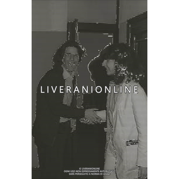 RETROSPETTIVA GIORGIO GABER CANTANTE NELLA FOTO GIORGIO GABER CON LA FIGLIA DALIA NELL\'ANNO 1980 A MILANO TEATRO LIRICO  AG ALDO LIVERANI SAS 