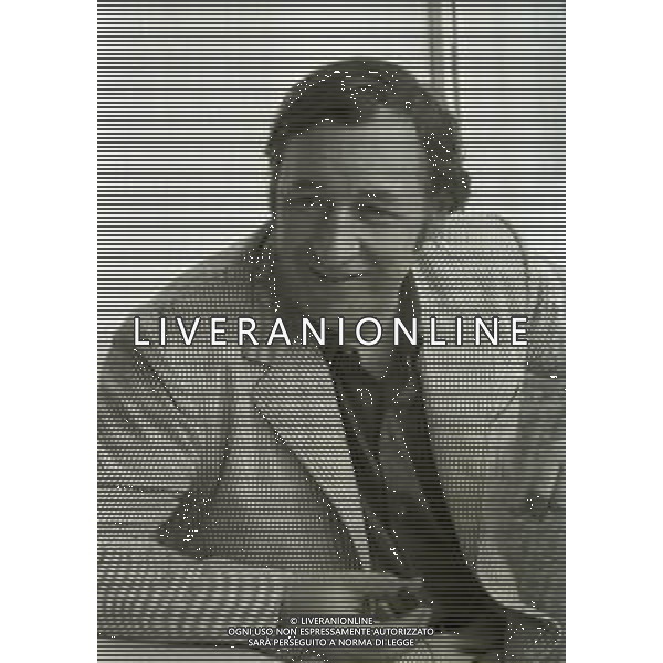 RETROSPETTIVA PHILIPPE NOIRET ATTORE NELLA FOTO PHILIPPE NOIRET A CANNES NELL\'ANNO 1973 AG ALDO LIVERANI SAS