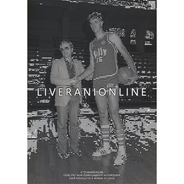 RETROSPETTIVA JOHN GIANELLI BASKET NELLA FOTO JOHN GIANELLI CON DAN PETERSON A MILANO NELL\'ANNO 1980-1981 CON LA MAGLIA DELLA BILLY MILANO AG ALDO LIVERANI SAS