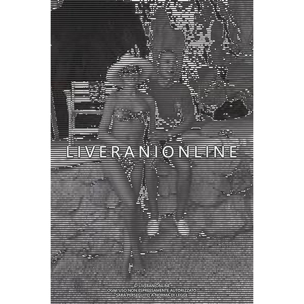RETROSPETTIVA BEN GAZZARA ATTORE NELLA FOTO BEN GAZZARA CON LA MOGLIE ELKE A TAORMINA NELL\'ANNO 1984 AG ALDO LIVERANI SAS 