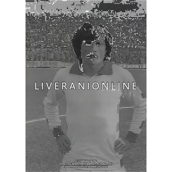 RETROSPETTIVA LUCIANO FAVERO CALCIATORE NELLA FOTO LUCIANO FAVERO CON LA MAGLIA DEL RIMINI CALCIO NELL\'ANNO 1980-1981 AG ALDO LIVERANI SAS
