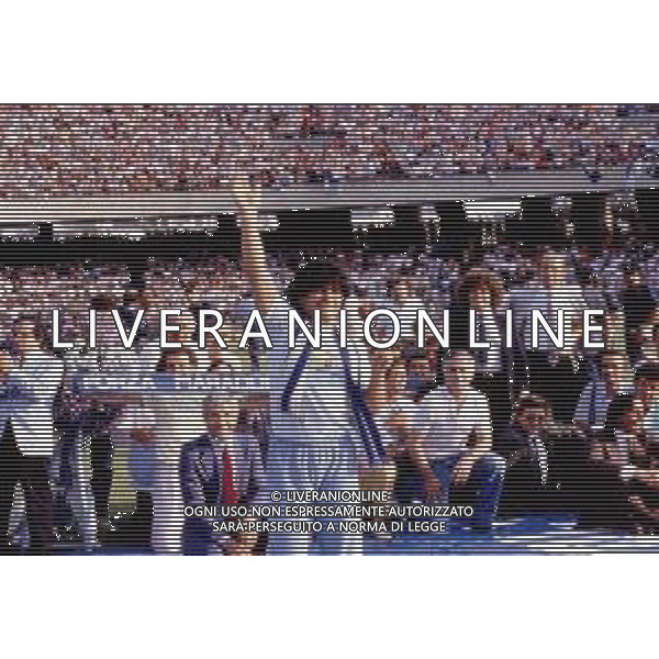 05-07-1984 NAPOLI STADIO SAN PAOLO PRESENTAZIONE DEL NUOVO ACQUISTO DEL NAPOLI CALCIO DIEGO ARMANDO MARADONA NELLA FOTO DIEGO ARMANDO MARADONA AG ALDO LIVERANI SAS 