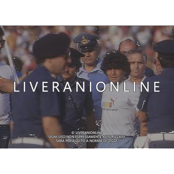05-07-1984 NAPOLI STADIO SAN PAOLO PRESENTAZIONE DEL NUOVO ACQUISTO DEL NAPOLI CALCIO DIEGO ARMANDO MARADONA NELLA FOTO DIEGO ARMANDO MARADONA AG ALDO LIVERANI SAS 