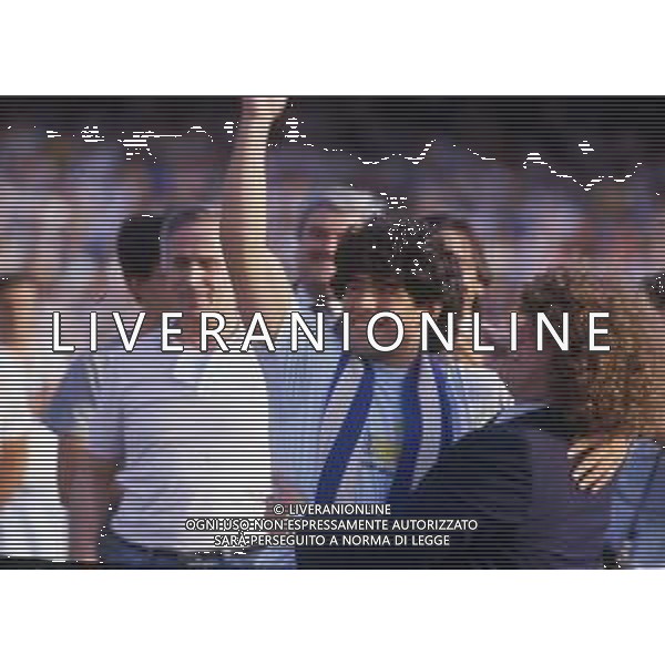 05-07-1984 NAPOLI STADIO SAN PAOLO PRESENTAZIONE DEL NUOVO ACQUISTO DEL NAPOLI CALCIO DIEGO ARMANDO MARADONA NELLA FOTO DIEGO ARMANDO MARADONA AG ALDO LIVERANI SAS 