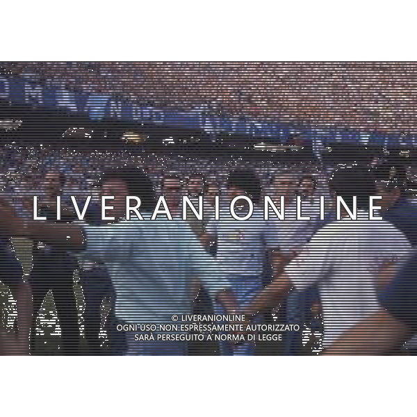 05-07-1984 NAPOLI STADIO SAN PAOLO PRESENTAZIONE DEL NUOVO ACQUISTO DEL NAPOLI CALCIO DIEGO ARMANDO MARADONA NELLA FOTO DIEGO ARMANDO MARADONA AG ALDO LIVERANI SAS 