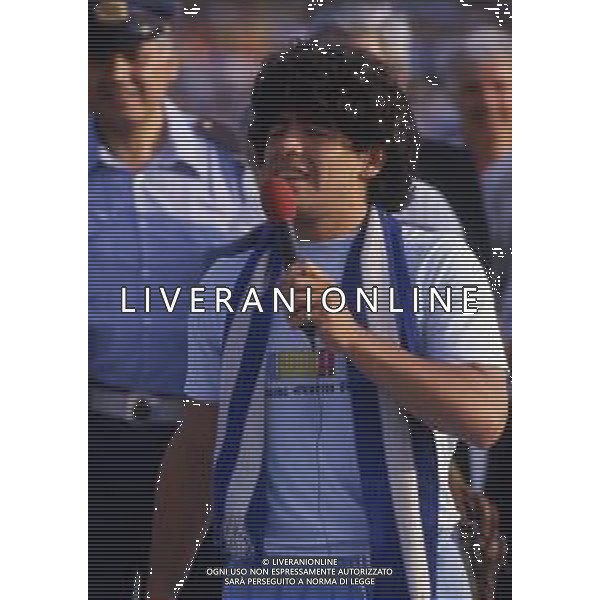 05-07-1984 NAPOLI STADIO SAN PAOLO PRESENTAZIONE DEL NUOVO ACQUISTO DEL NAPOLI CALCIO DIEGO ARMANDO MARADONA NELLA FOTO DIEGO ARMANDO MARADONA AG ALDO LIVERANI SAS 
