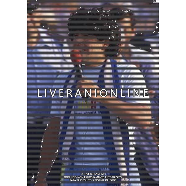 05-07-1984 NAPOLI STADIO SAN PAOLO PRESENTAZIONE DEL NUOVO ACQUISTO DEL NAPOLI CALCIO DIEGO ARMANDO MARADONA NELLA FOTO DIEGO ARMANDO MARADONA AG ALDO LIVERANI SAS 