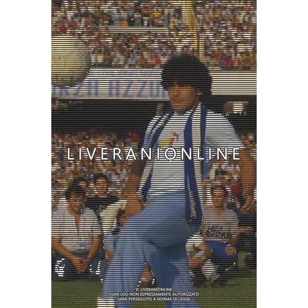 05-07-1984 NAPOLI STADIO SAN PAOLO PRESENTAZIONE DEL NUOVO ACQUISTO DEL NAPOLI CALCIO DIEGO ARMANDO MARADONA NELLA FOTO DIEGO ARMANDO MARADONA AG ALDO LIVERANI SAS 