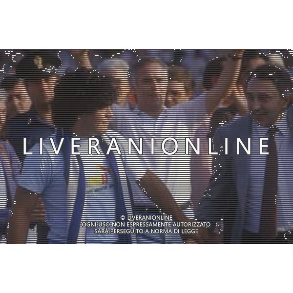 05-07-1984 NAPOLI STADIO SAN PAOLO PRESENTAZIONE DEL NUOVO ACQUISTO DEL NAPOLI CALCIO DIEGO ARMANDO MARADONA NELLA FOTO DIEGO ARMANDO MARADONA CON CORRADO FERLAINO AG ALDO LIVERANI SAS 