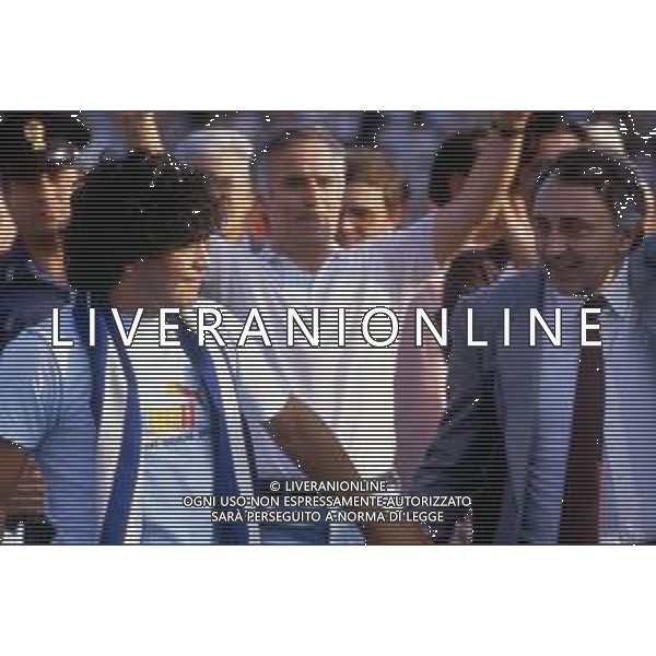 05-07-1984 NAPOLI STADIO SAN PAOLO PRESENTAZIONE DEL NUOVO ACQUISTO DEL NAPOLI CALCIO DIEGO ARMANDO MARADONA NELLA FOTO DIEGO ARMANDO MARADONA CON CORRADO FERLAINO AG ALDO LIVERANI SAS 