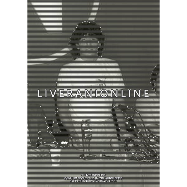 NEG-05-07-1984 NAPOLI STADIO SAN PAOLO PRESENTAZIONE DEL NUOVO ACQUISTO DEL NAPOLI CALCIO DIEGO ARMANDO MARADONA  NELLA FOTO DIEGO ARMANDO MARADONA  AG ALDO LIVERANI SAS
