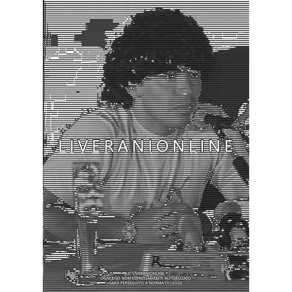 NEG-05-07-1984 NAPOLI STADIO SAN PAOLO PRESENTAZIONE DEL NUOVO ACQUISTO DEL NAPOLI CALCIO DIEGO ARMANDO MARADONA  NELLA FOTO DIEGO ARMANDO MARADONA  AG ALDO LIVERANI SAS