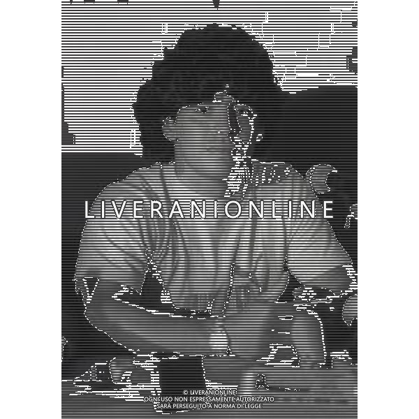 NEG-05-07-1984 NAPOLI STADIO SAN PAOLO PRESENTAZIONE DEL NUOVO ACQUISTO DEL NAPOLI CALCIO DIEGO ARMANDO MARADONA  NELLA FOTO DIEGO ARMANDO MARADONA  AG ALDO LIVERANI SAS