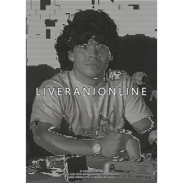 NEG-05-07-1984 NAPOLI STADIO SAN PAOLO PRESENTAZIONE DEL NUOVO ACQUISTO DEL NAPOLI CALCIO DIEGO ARMANDO MARADONA  NELLA FOTO DIEGO ARMANDO MARADONA  AG ALDO LIVERANI SAS