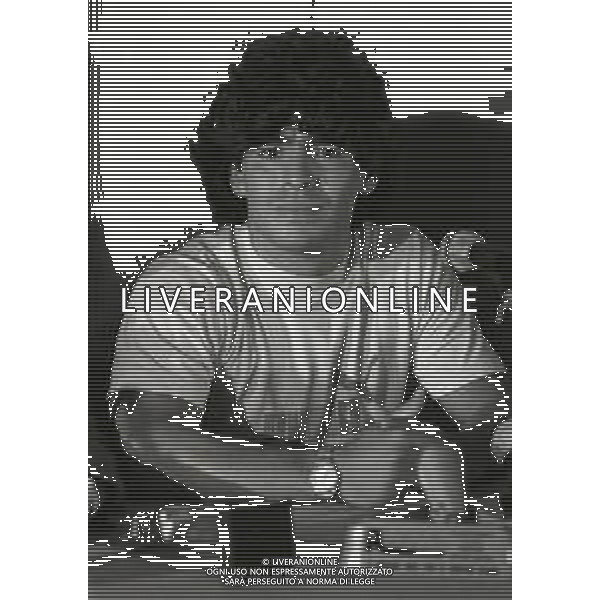 NEG-05-07-1984 NAPOLI STADIO SAN PAOLO PRESENTAZIONE DEL NUOVO ACQUISTO DEL NAPOLI CALCIO DIEGO ARMANDO MARADONA  NELLA FOTO DIEGO ARMANDO MARADONA  AG ALDO LIVERANI SAS