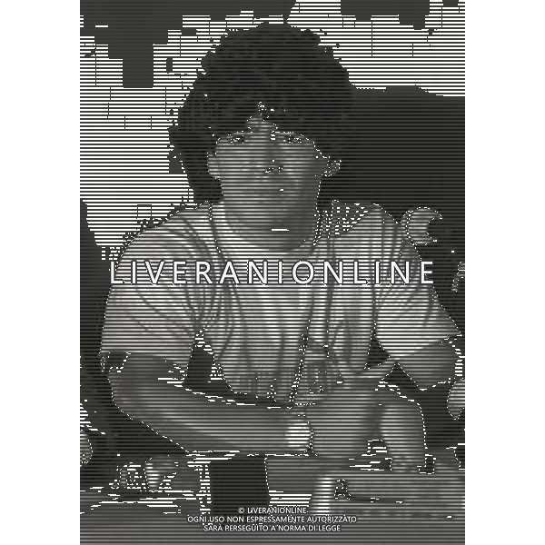 NEG-05-07-1984 NAPOLI STADIO SAN PAOLO PRESENTAZIONE DEL NUOVO ACQUISTO DEL NAPOLI CALCIO DIEGO ARMANDO MARADONA  NELLA FOTO DIEGO ARMANDO MARADONA  AG ALDO LIVERANI SAS