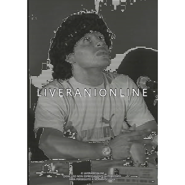 NEG-05-07-1984 NAPOLI STADIO SAN PAOLO PRESENTAZIONE DEL NUOVO ACQUISTO DEL NAPOLI CALCIO DIEGO ARMANDO MARADONA  NELLA FOTO DIEGO ARMANDO MARADONA  AG ALDO LIVERANI SAS