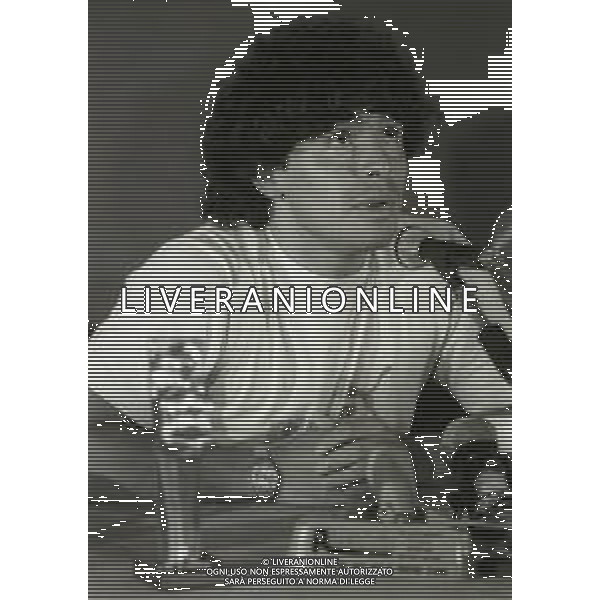 NEG-05-07-1984 NAPOLI STADIO SAN PAOLO PRESENTAZIONE DEL NUOVO ACQUISTO DEL NAPOLI CALCIO DIEGO ARMANDO MARADONA  NELLA FOTO DIEGO ARMANDO MARADONA  AG ALDO LIVERANI SAS