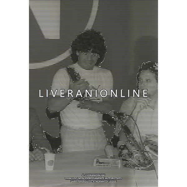 NEG-05-07-1984 NAPOLI STADIO SAN PAOLO PRESENTAZIONE DEL NUOVO ACQUISTO DEL NAPOLI CALCIO DIEGO ARMANDO MARADONA  NELLA FOTO DIEGO ARMANDO MARADONA  AG ALDO LIVERANI SAS