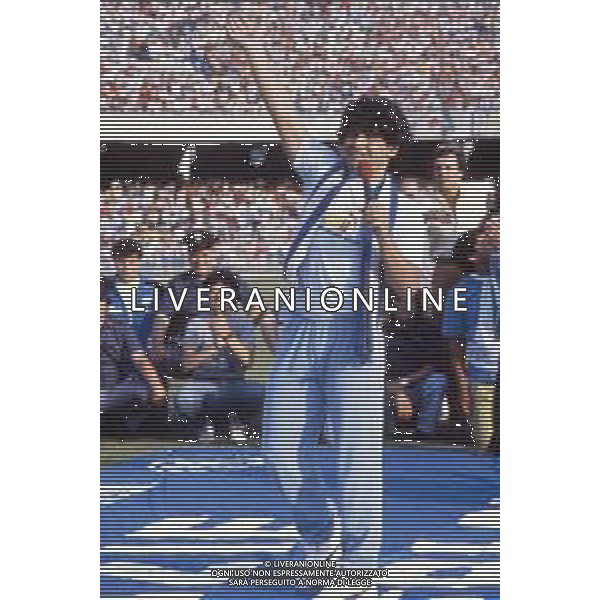 05-07-1984 NAPOLI STADIO SAN PAOLO PRESENTAZIONE DEL NUOVO ACQUISTO DEL NAPOLI CALCIO DIEGO ARMANDO MARADONA NELLA FOTO DIEGO ARMANDO MARADONA AG ALDO LIVERANI SAS 
