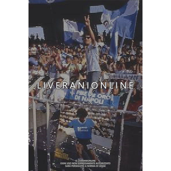 05-07-1984 NAPOLI STADIO SAN PAOLO PRESENTAZIONE DEL NUOVO ACQUISTO DEL NAPOLI CALCIO DIEGO ARMANDO MARADONA NELLA FOTO DIEGO ARMANDO MARADONA AG ALDO LIVERANI SAS 