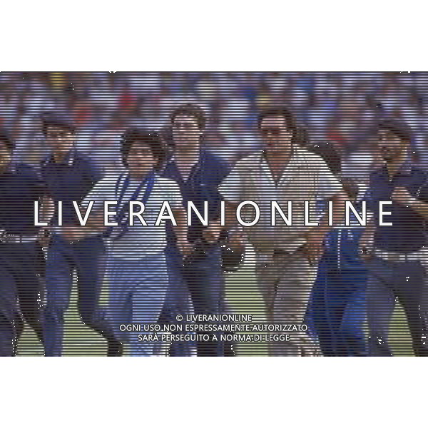 05-07-1984 NAPOLI STADIO SAN PAOLO PRESENTAZIONE DEL NUOVO ACQUISTO DEL NAPOLI CALCIO DIEGO ARMANDO MARADONA NELLA FOTO DIEGO ARMANDO MARADONA AG ALDO LIVERANI SAS 