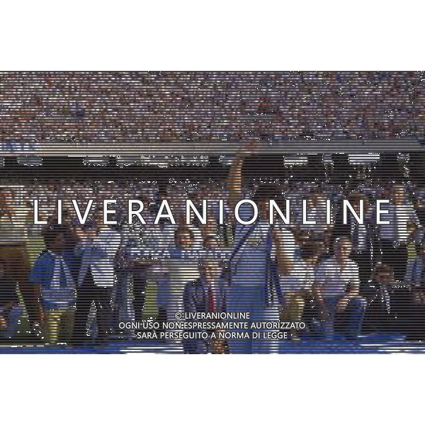 05-07-1984 NAPOLI STADIO SAN PAOLO PRESENTAZIONE DEL NUOVO ACQUISTO DEL NAPOLI CALCIO DIEGO ARMANDO MARADONA NELLA FOTO DIEGO ARMANDO MARADONA AG ALDO LIVERANI SAS 