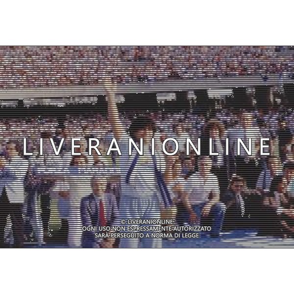 05-07-1984 NAPOLI STADIO SAN PAOLO PRESENTAZIONE DEL NUOVO ACQUISTO DEL NAPOLI CALCIO DIEGO ARMANDO MARADONA NELLA FOTO DIEGO ARMANDO MARADONA AG ALDO LIVERANI SAS 