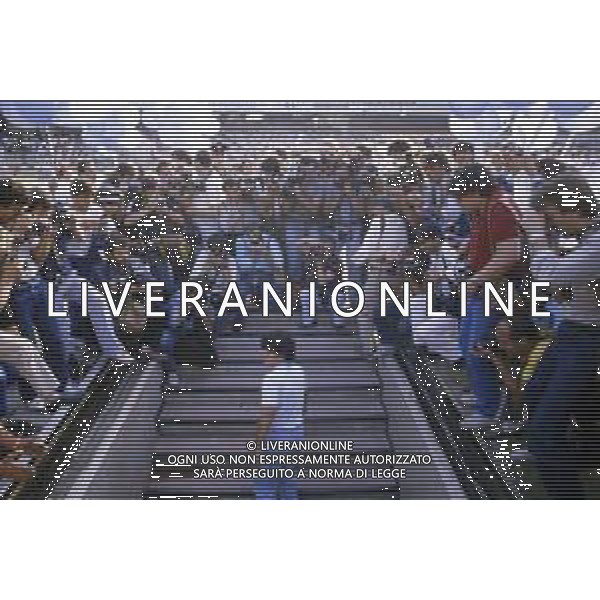 05-07-1984 NAPOLI STADIO SAN PAOLO PRESENTAZIONE DEL NUOVO ACQUISTO DEL NAPOLI CALCIO DIEGO ARMANDO MARADONA NELLA FOTO DIEGO ARMANDO MARADONA FOOTO AIC-AG ALDO LIVERANI SAS 