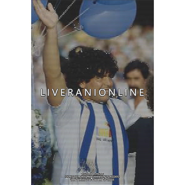 05-07-1984 NAPOLI STADIO SAN PAOLO PRESENTAZIONE DEL NUOVO ACQUISTO DEL NAPOLI CALCIO DIEGO ARMANDO MARADONA NELLA FOTO DIEGO ARMANDO MARADONA FOOTO AIC-AG ALDO LIVERANI SAS 