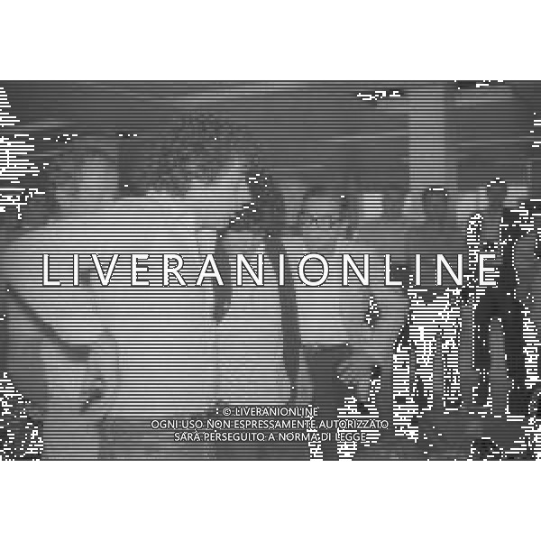NEG-RETROSPETTIVA DIEGO ARMANDO MARADONA CALCIATORE NELLA FOTO L\'ARRIVO DI DIEGO ARMANDO MARADONA A LINATE CON LA SQUADRA DEL BOCA JUNIOR PER L\'AMICHEVOLE A SAN SIRO CON IL MILAN NELL\'ANNO 1981 AG ALDO LIVERANI SAS